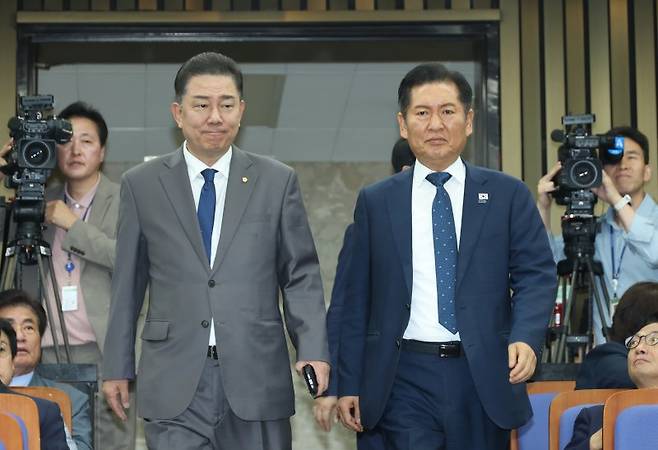 정청래 더불어민주당 대표(오른쪽)와 김병기 원내대표가 3일 서울 여의도 국회에서 열린 정책 의원총회에 입장하고 있다. 뉴시스