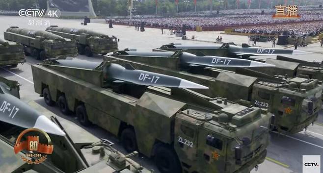 3일 중국 베이징 천안문 광장에서 열린 전승절 80주년 기념 열병식에서 둥펑(DF)-17이 공개됐다. CCTV 캡처·뉴스1