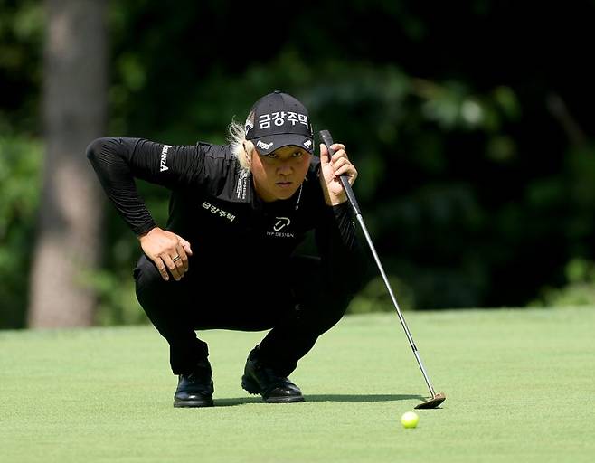 지난달 29일 동아회원권그룹 오픈 2R에서 허인회가 퍼팅 라인을 살펴보고 있다. KPGA 제공