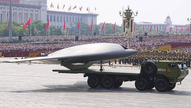 톈안먼광장을 지나가는 무인항공 전투 편대의 대형 공격용 드론. 신화연합뉴스