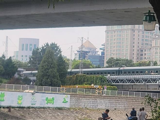 2일 오후 4시께 김정은 북한 국무위원장이 탑승한 것으로 보이는 특별전용열차가 베이징역으로 진입하고 있다. 베이징/이정연 특파원
