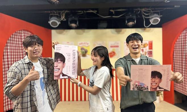 소극장 나빌레라의 강보현, 황지원 스태프와 이정빈 대표(왼쪽부터)가 무대에서 현재 공연 중인 연극 ‘나의 첫사랑 레시피’를 설명하고 있다. 송인걸 기자