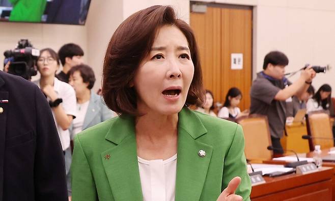 2일 서울 여의도 국회에서 열린 법제사법위원회 전체회의에서 국민의힘 나경원 의원 등이 추미애 위원장의 회의 진행 방식에 항의하고 있다. 연합뉴스