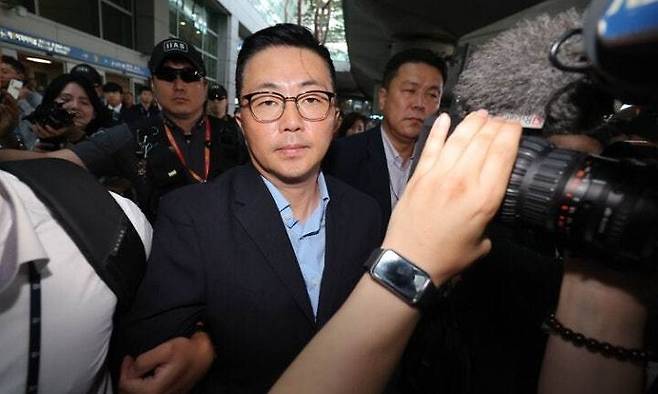 김예성씨가 지난달 12일 인천국제공항 제1여객터미널을 통해 입국한 뒤 민중기 특별검사팀에 체포돼 이동하고 있다. 연합뉴스