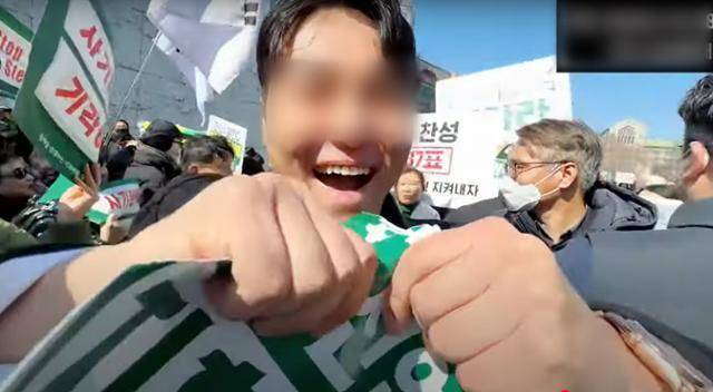 극우 성향 유튜버 배인규 신남성연대 대표가 지난 2월 서울 이화여대에 난입해 윤석열 대통령 탄핵 찬성 집회 참가자의 피켓을 빼앗아 찢고 있다. 신남성연대 유튜브 캡처
