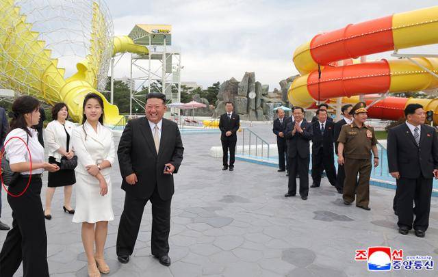 지난 6월 1년 반 만에 공개 활동에 나선 리설주 여사. 이탈리아 명품 브랜드 '구찌'(붉은 원)로 추정되는 검은색 핸드백을 멘 모습이 포착됐다. 평양=조선중앙통신/연합