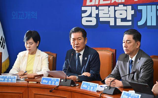 정청래(가운데) 더불어민주당 대표가 3일 국회에서 열린 최고위원회의에서 발언하고 있다. 오른쪽은 김병기 원내대표. 정다빈 기자