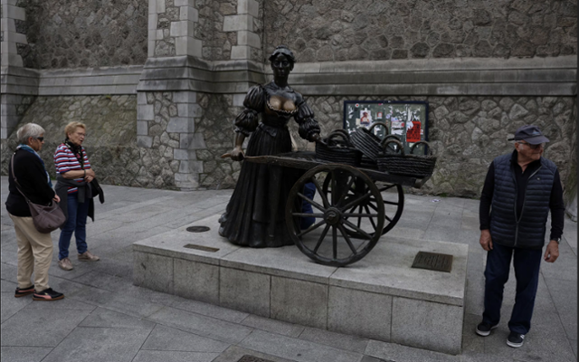 아일랜드 수도 더블린의 서퍽스트리트에 위치한 '몰리 멀론' 동상. 관광객들의 손이 많이 탄 결과, 가슴 부분만 변색돼 있다. 로이터 연합뉴스