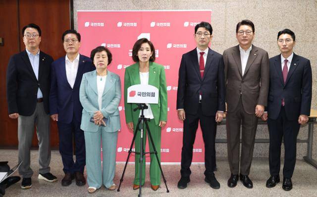 박준태(오른쪽) 의원 등 국회 법제사법위원회 소속 국민의힘 의원들이 2일 서울 여의도 국회에서 추미애 법사위원장의 일방적인 운영을 규탄하는 기자회견을 하고 있다. 뉴시스