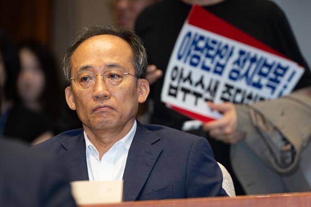 추경호 국민의힘 의원이 3일 서울 여의도 국회에서 열린 긴급 의원총회에 참석하고 있다. 뉴스1