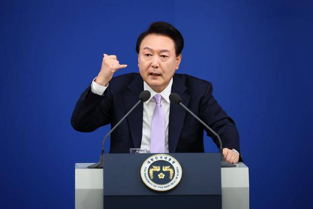 윤석열 전 대통령이 지난해 11월 서울 용산 대통령실 청사 브리핑실에서 자신에게 제기된 의혹에 대해 설명하고 있다. 왕태석 선임기자