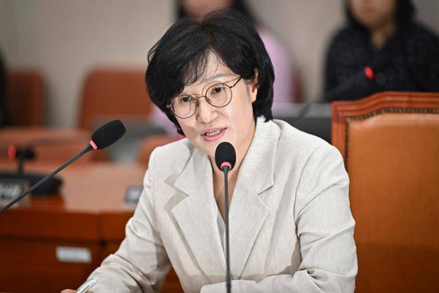 원민경 여성가족부 장관 후보자가 3일 국회 여성가족위원회에서 열린 장관 인사청문회에서 의원 질의에 답변하고 있다. 정다빈 기자