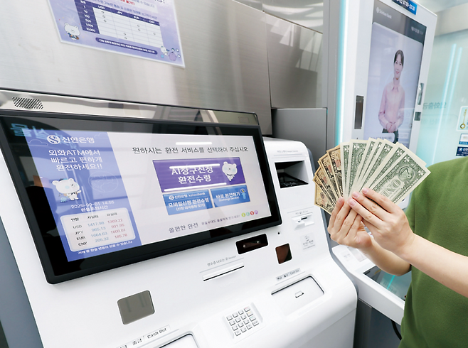 환전 신청 후 외화 ATM에서 수령한 100달러를 펼쳐보이고 있다. 김민규 기자