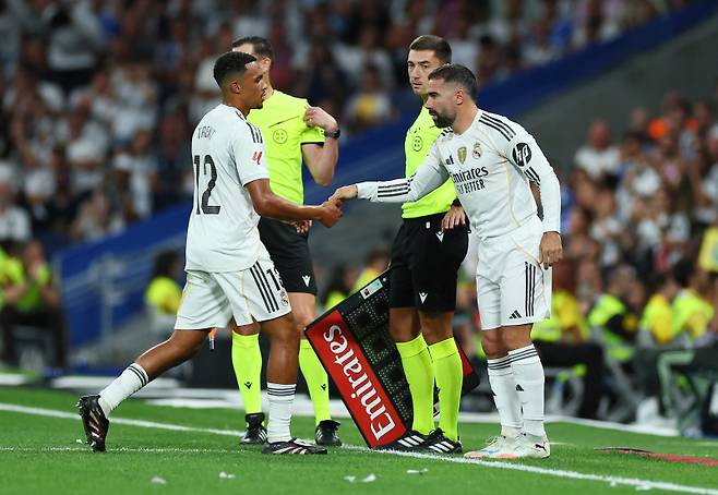 <yonhap photo-1829=""> Soccer Football - LaLiga - Real Madrid v RCD Mallorca - Santiago Bernabeu, Madrid, Spain - August 30, 2025 Real Madrid's Dani Carvajal comes on as a substitute to replace Trent Alexander-Arnold REUTERS/Isabel Infantes/2025-08-31 06:10:22/ <저작권자 ⓒ 1980-2025 ㈜연합뉴스. 무단 전재 재배포 금지, AI 학습 및 활용 금지></yonhap>