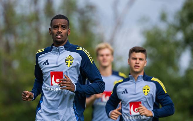 <yonhap photo-4774=""> Swedish football player Alexander Isak (L) attends a training session with Sweden's national team in Bos?n in Liding? on the outskirts of Stockholm, Sweden, on September 2, 2025. Record spending of ?3 billion ($4 billion) during the summer transfer window further cements the Premier League as the "most competitive in world football", according to financial experts Deloitte. The window closed in dramatic style late on Monday, September 1, 2025, when Liverpool announced the British record ?125 million signing of Newcastle striker Alexander Isak after a day of big moves. (Photo by Jonathan NACKSTRAND / AFP)/2025-09-02 19:28:29/ <저작권자 ⓒ 1980-2025 ㈜연합뉴스. 무단 전재 재배포 금지, AI 학습 및 활용 금지></yonhap>