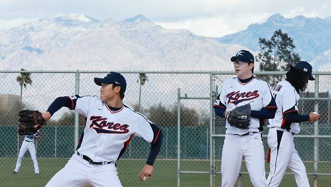 <yonhap photo-1692=""> 설산이 배경이 된, 기이한 애리조나 캠프 (투손[미국 애리조나주]=연합뉴스) 홍해인 기자 = 26일 오후(현지시간) 미국 애리조나주 투손 키노스포츠 콤플렉스 보조구장 불펜에서 월드베이스볼클래식(WBC) 2023 대한민국 대표팀 투수들이 불펜 피칭을 하고 있다. 투수들의 불펜 너머로 인근 산 위에 눈이 쌓여있는 모습이 보인다. 2023.2.27 hihong@yna.co.kr/2023-02-27 07:07:34/ <저작권자 ⓒ 1980-2023 ㈜연합뉴스. 무단 전재 재배포 금지.></yonhap>
