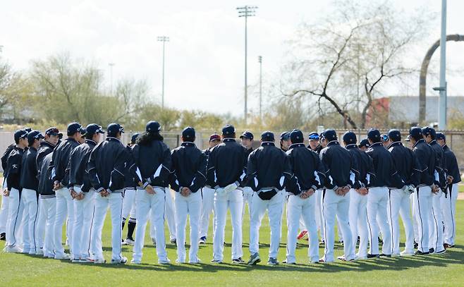 <yonhap photo-1122="">월드베이스볼클래식(WBC) 2023 대한민국 대표팀 선수들이 15일(현지시간) 미국 애리조나주 투손 키노스포츠 콤플렉스에서 열린 첫 공식 훈련 시작에 앞서 선수단 미팅을 갖고 있다. 전날 이 감독을 필두로 코치 7명과 30인의 최종 엔트리 중 28명의 선수가 애리조나 투손에서 열리는 대표팀 훈련에 소집됐다. 2023.2.16 hihong@yna.co.kr/2023-02-16 05:13:04/ <저작권자 ⓒ 1980-2023 ㈜연합뉴스. 무단 전재 재배포 금지.></yonhap>