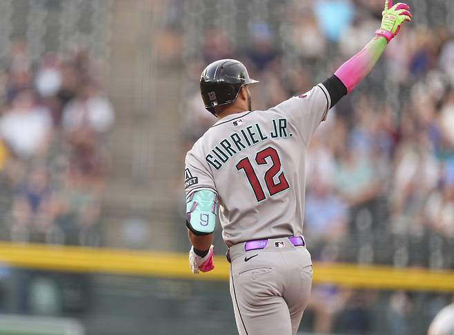<yonhap photo-2216=""> Arizona Diamondbacks' Lourdes Gurriel Jr. gestures to the bullpen as he circles the bases after hitting a three-run home run off Colorado Rockies starting pitcher Bradley Blalock in the first inning of a baseball game Thursday, Aug. 14, 2025, in Denver. (AP Photo/David Zalubowski)/2025-08-15 10:06:30/ <저작권자 ⓒ 1980-2025 ㈜연합뉴스. 무단 전재 재배포 금지, AI 학습 및 활용 금지></yonhap>