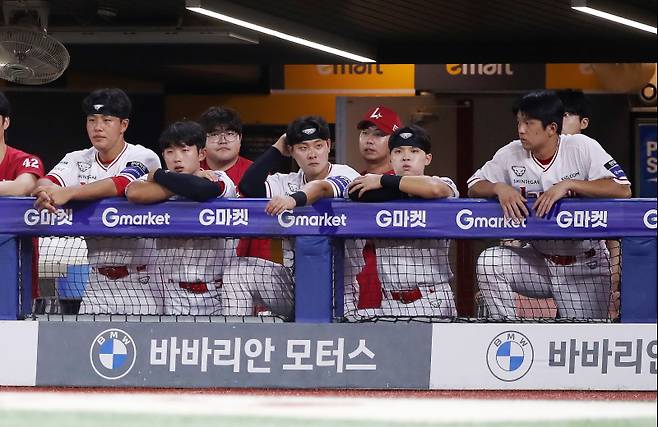 2일 인천 키움전을 더그아웃에서 지켜보는 이율예(왼쪽). SSG 제공