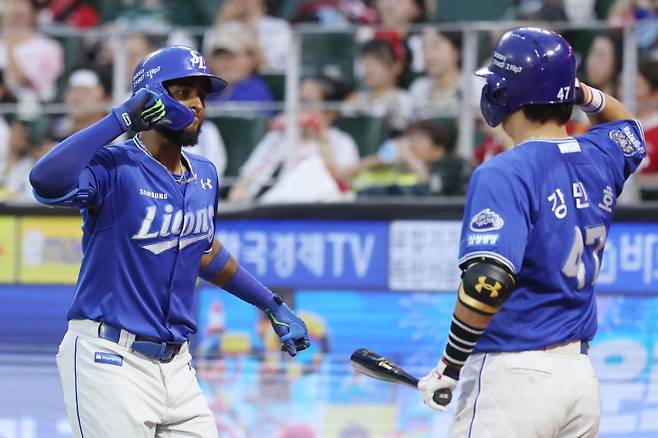 5일 인천 SSG전에서 시즌 34호 홈런을 때려낸 르윈 디아즈가 강민호와 세리머리를 하고 있다. 삼성 제공