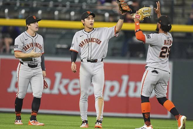 <yonhap photo-2971=""> From left, San Francisco Giants left fielder Drew Gilbert, center fielder Jung Hoo Lee and right fielder Luis Matos celebrate after defeating the Colorado Rockies in a baseball game Tuesday, Sept. 2, 2025, in Denver. (AP Photo/David Zalubowski)/2025-09-03 12:45:42/ <저작권자 ⓒ 1980-2025 ㈜연합뉴스. 무단 전재 재배포 금지, AI 학습 및 활용 금지></yonhap>