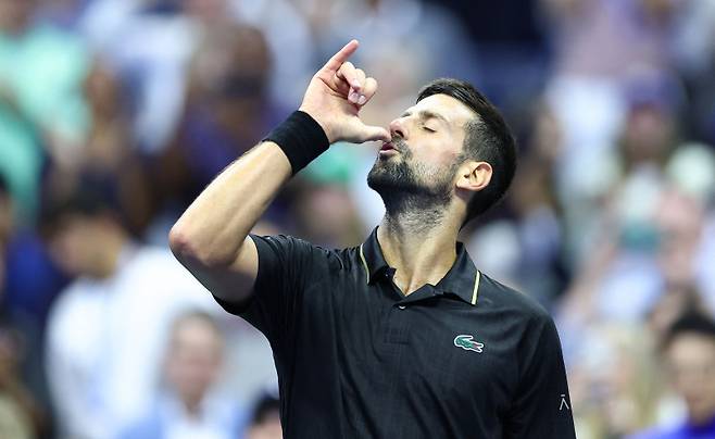 <yonhap photo-2951=""> Serbia's Novak Djokovic celebrates defeating USA's Taylor Fritz during their men's singles quarterfinal tennis match on day ten of the US Open tennis tournament at the USTA Billie Jean King National Tennis Center in New York City, on September 2, 2025. (Photo by CHARLY TRIBALLEAU / AFP)/2025-09-03 12:38:45/ <저작권자 ⓒ 1980-2025 ㈜연합뉴스. 무단 전재 재배포 금지, AI 학습 및 활용 금지></yonhap>