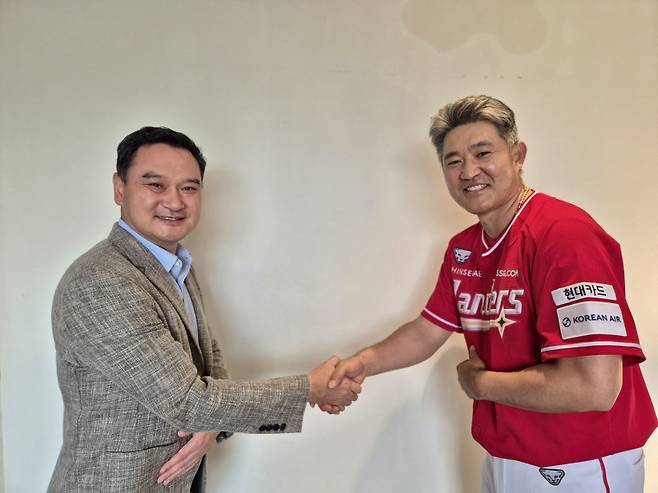 3일 재계약 후 기념사진을 직은 김재섭 SSG 랜더스 대표이사와 이숭용 SSG 감독. SSG 제공