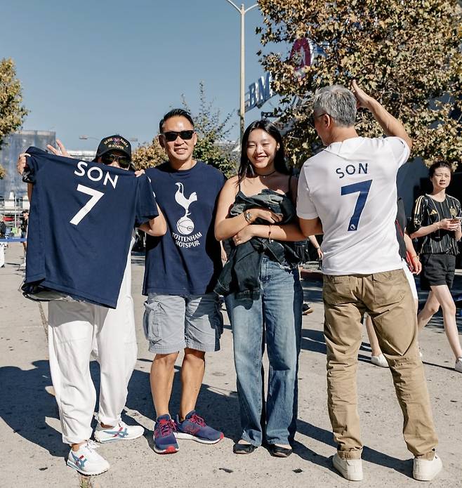 손흥민을 응원하는 LAFC 팬들. 토트넘 유니폼을 입은 팬들도 있다. 사진=LAFC SNS
