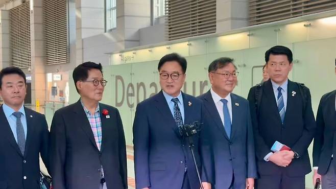 2일 중국 베이징에서 열리는 '항일전쟁 및 세계 반파시스트 전쟁 승전(전승절) 80주년 열병식' 참석을 위해 인천국제공항을 찾은 우원식 국회의장이 기자회견을 하고 있다. (SNS 캡처)