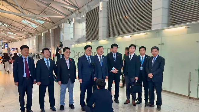 2일 중국 베이징에서 열리는 '항일전쟁 및 세계 반파시스트 전쟁 승전(전승절) 80주년 열병식' 참석을 위해 인천국제공항을 찾은 우원식 국회의장이 기자회견을 하고 있다. (SNS 캡처)