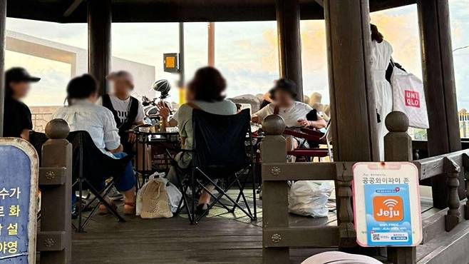 제주 현사포구 앞 정자를 차지한 여성들의 모습 (사진, 보배드림)