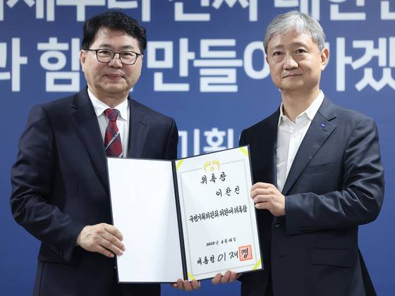 지난 6월 국정기획위원회 이한주 위원장(왼쪽)이 이재명 정부 인수위 역할을 하는 국정기획위원회 출범식에서 사회1분과장을 맡은 이찬진 변호사에게 위촉장을 수여하는 모습. 이 대통령에서 5억원을 빌려줬던 최측근 이 변호사는 본인 전문성과 거리가 먼 금감원장에 임명됐다. 연합뉴스