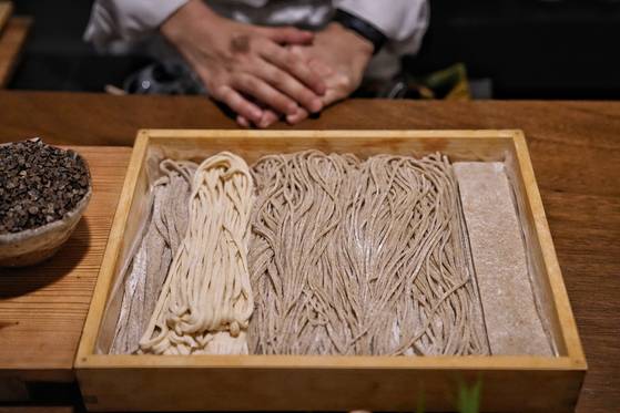 각기 다른 두께를 지닌 세 종류의 소바면과 앉은뱅이밀을 이용한 우동면 사진 김성현