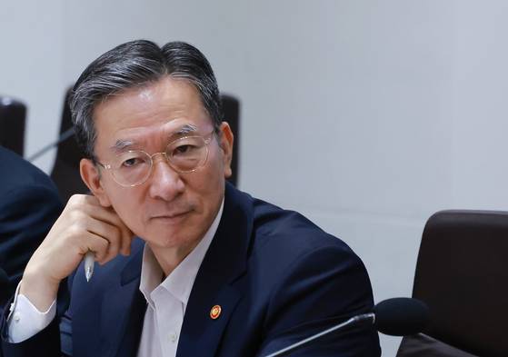 정성호 법무부 장관이 지난달 29일 서울 용산 대통령실 청사에서 이재명 대통령 주재로 열린 임시 국무회의에 참석해 있다. 연합뉴스