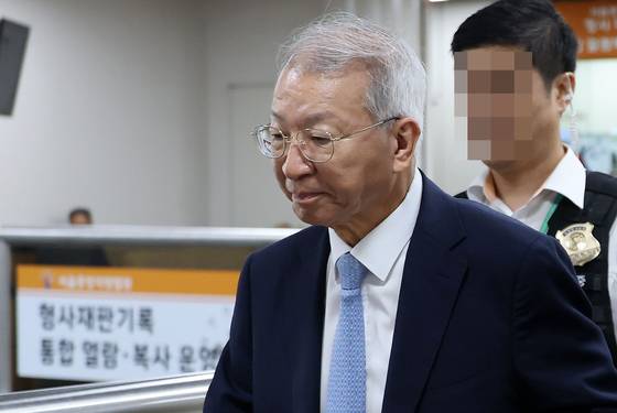'사법농단' 의혹을 받는 양승태 전 대법원장이 3일 오전 서울 서초구 서울고등법원에서 열린 직권남용 권리 행사 방해 혐의 2심 결심 공판에 출석하고 있다. 뉴스1