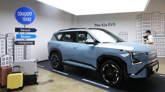 기아가 2일 서울 강남구 프로젝트 스페이스 라인에서 열린 'EV5 미디어 테크 데이'에서 자사 EV 브랜드의 첫 준중형 SUV 차량인 'EV5'를 선보이고 있다. 정통 SUV 바디타입을 적용한 패밀리 전용 전기차로, 8.14kWh의 NCM 배터리를 탑재해 1회 충전 주행가능 거리 460km를 확보하는 등 뛰어난 상품성을 갖춘 기아 EV5는 오는 4일부터 계약을 시작한다. 사진 뉴스1