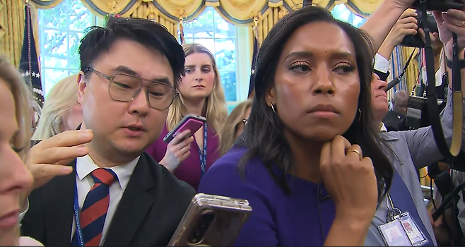 8월25일(현지 시각) 미국 백악관 오벌 오피스에서 열린 한미 정상회담에서 이준규 CBS 기자가 트럼프 대통령과 이재명 대통령에게 질문하고 있다. /KTV 제공