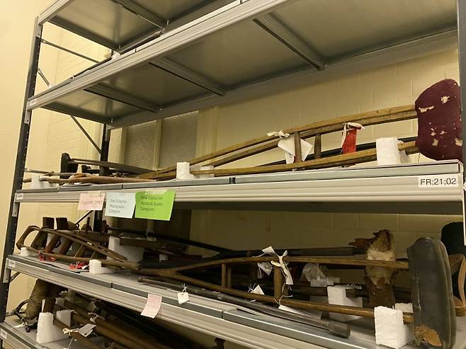 대부분의 소장품들은 포장되지 않고, 약간의 완충제와 받침을 이용해 선반이나 서랍 등에 보관된다. / 사진. ©박소연