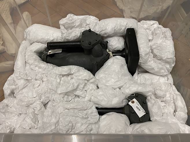 박스에 담긴 소장품과 그 주변을 둘러싼 완충 포장재. / 사진. ©박소연