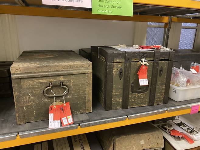 빨간색 위험물질 식별표가 달려 있는 소장품들. 각종 위험물질을 나타내는 스티커가 함께 붙여져 있다. / 사진. ©박소연