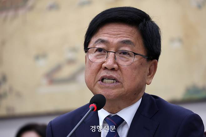 최교진 교육부 장관 후보자가 지난 2일 국회 교육위원회에서 열린 인사청문회에서 의원들의 질의에 답변하고 있다. 권도현 기자