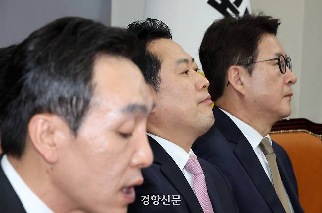 장동혁 국민의힘 대표(오른쪽에서 두 번째)가 지난 1일 국회에서 열린 최고위원회의에서 김민수 최고위원(왼쪽)의 발언 중 무거운 표정을 짓고 있다.  박민규 선임기자