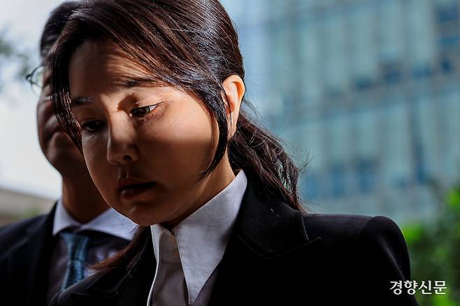 윤석열 전 대통령의 부인 김건희 여사가 지난달 6일 서울 KT광화문West빌딩에 있는 민중기 특별검사 조사실에 출석하고 있다. 이준헌 기자