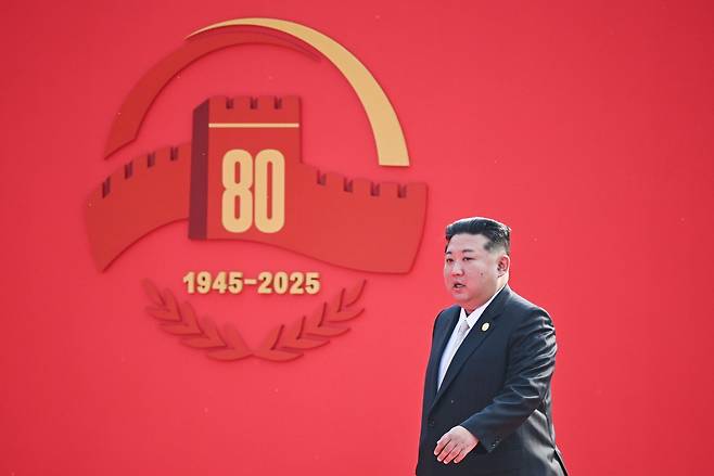 김정은 북한 국무위원장이 3일 중국 베이징에서 열린 전승절 80주년 기념식에 입장하고 있다. 타스 연합뉴스