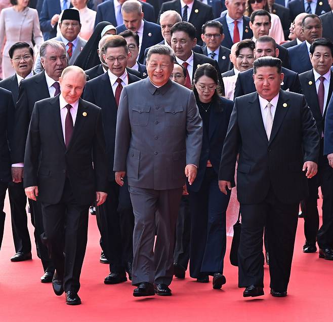 중국 전승절 기념식이 열린 3일 김정은 북한 국무위원장이 시진핑 중국 국가주석, 블라디미르 푸틴 러시아 대통령 등 각국 정상들과 함께 기념식장으로 입장하고 있다. AP 연합뉴스