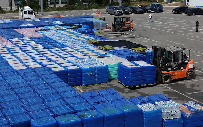 3일 강원 강릉 올림픽파크 일원에서 시 관계자들이 각 읍면동으로 지원될 생수 더미를 배분하고 있다. 연합뉴스