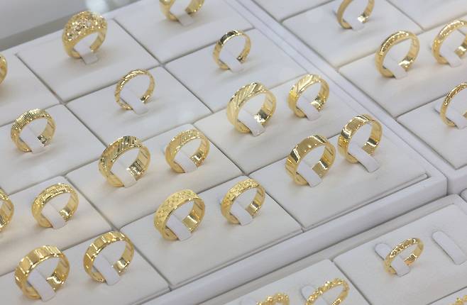 지난 2일 서울 종로구 한국금거래소 종로본점에서 금반지가 진열돼 있다. 연합뉴스