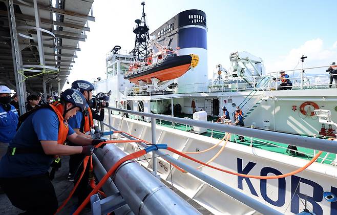 독도 경비함 급수 작전 해양경찰 관계자들이 3일 강원 강릉시 안인항 화력발전소 하역부두에 정박된 5000t급 독도 경비함 삼봉호에 실린 600t의 생활용수를 소방차에 공급하고 있다. 연합뉴스