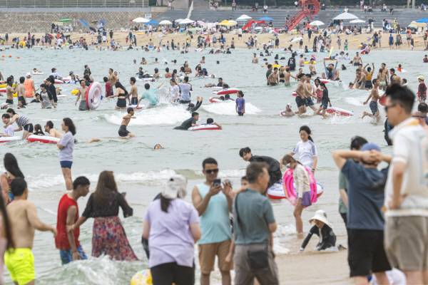 지난7월 해운대구 해운대해수욕장을 찾은 관광객들. 국제신문DB