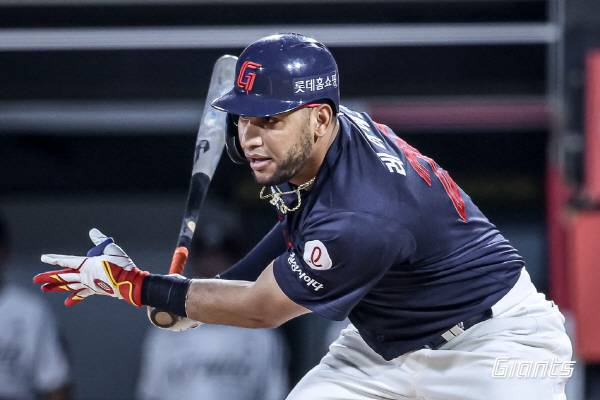 3일 수원에서 열린 KT전에서 롯데 레이예스가 7회 2타점 적시타를 치고 있다. 롯데 자이언츠 제공